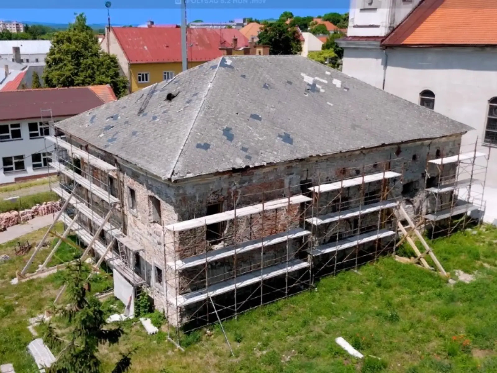 A monostor régi tetőzettel a felújítás előtt